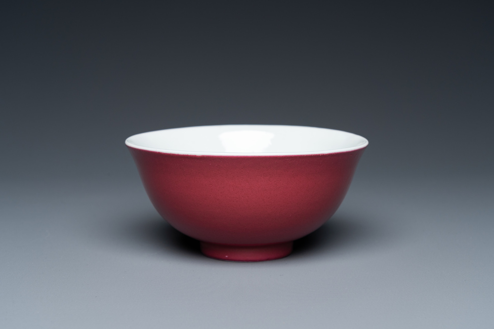 Een Chinese monochrome kom met robijnrood glazuur, Guangxu merk en periode