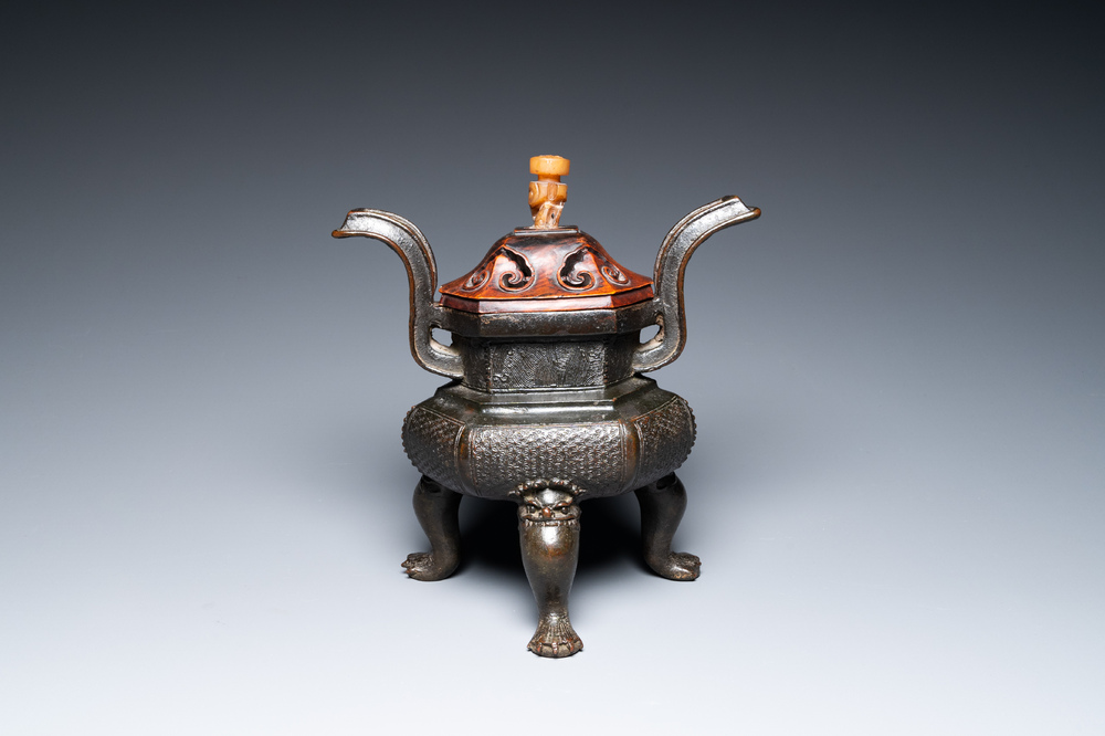 Een Chinese driepotige bronzen wierookbrander met deksel in jade en hout, gedateerd 1477, Chenghua