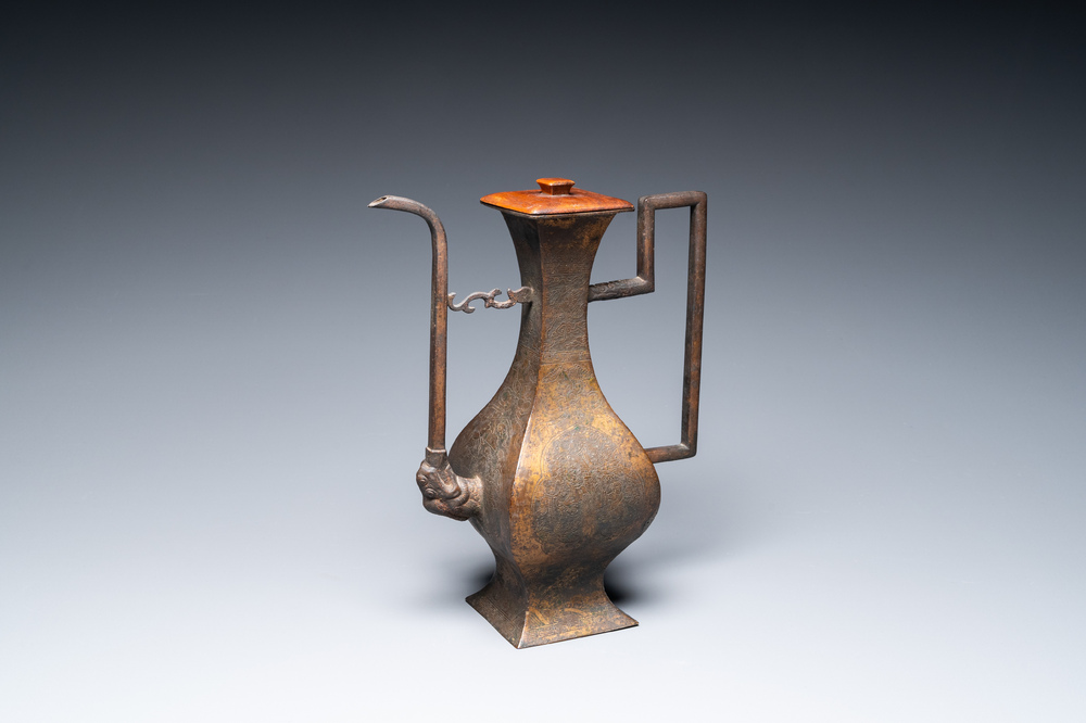 Verseuse en bronze dor&eacute; &agrave; d&eacute;cor grav&eacute;, Chine, 19&egrave;me