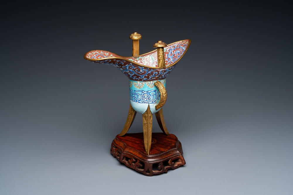 Verseuse de type 'jue' en &eacute;maux de Canton et bronze dor&eacute; sur socle en bois, Chine, 18/19&egrave;me