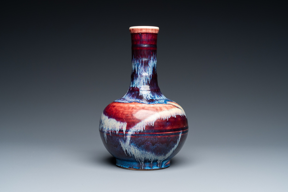 Vase de forme bouteille en porcelaine de Chine &agrave; &eacute;mail flamb&eacute;, 19&egrave;me