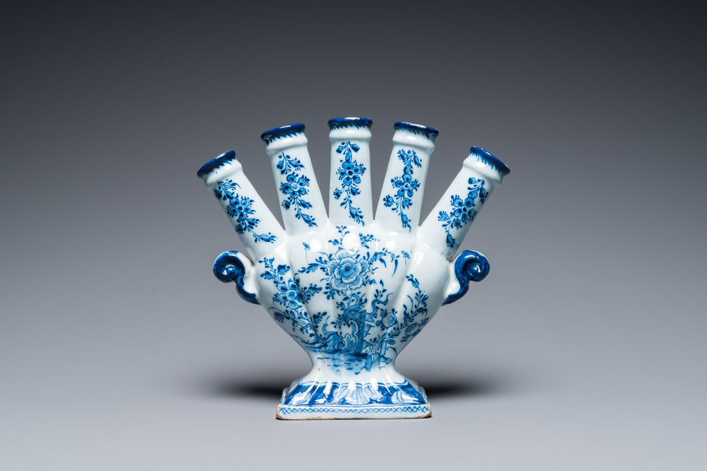 Een blauw-witte Delftse tulpenvaas met floraal decor, 18e eeuw