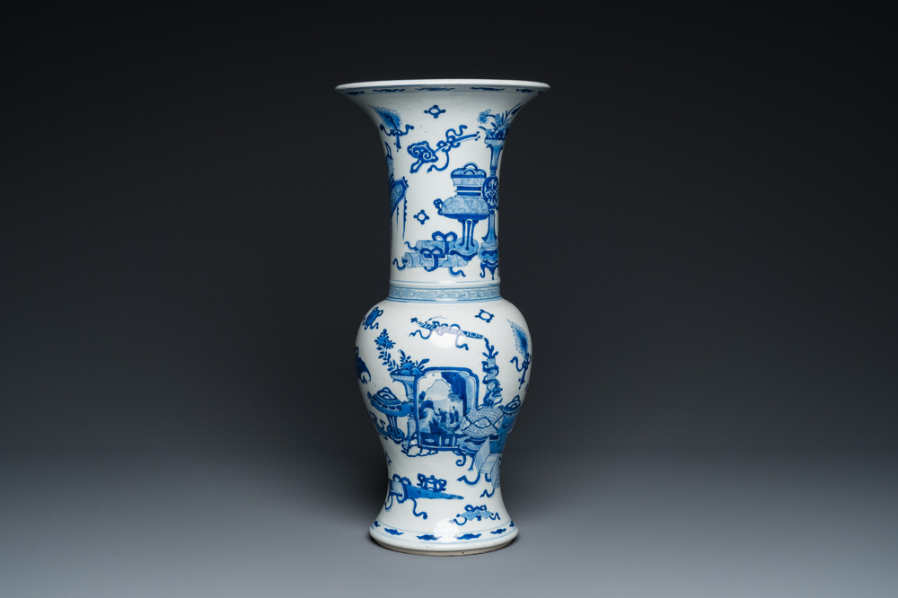Vase de forme 'yenyen' en porcelaine de Chine en bleu et blanc &agrave; d&eacute;cor d'antiquit&eacute;s, Kangxi