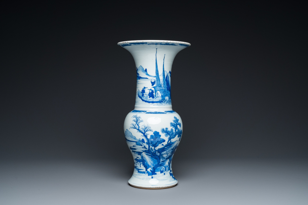 Vase de forme 'yenyen' en porcelaine de Chine en bleu et blanc &agrave; d&eacute;cor de p&ecirc;cheurs, 19&egrave;me
