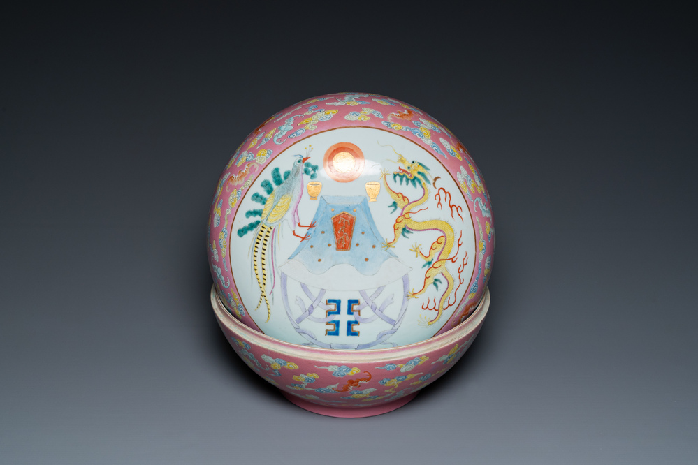 Een Chinese famille rose dekseldoos met een draak en een feniks, Jing Yuan Tang Zhi 靜遠堂製 merk, Republiek
