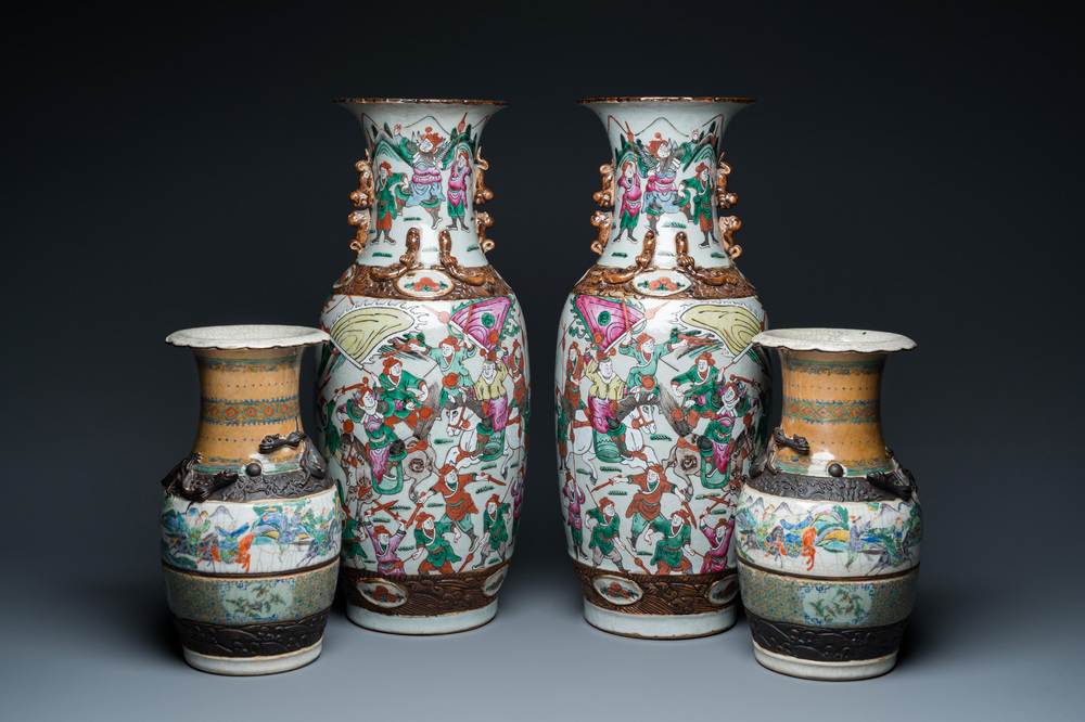 Deux paires de vases en porcelaine de Chine dite 'de Nankin', 19&egrave;me