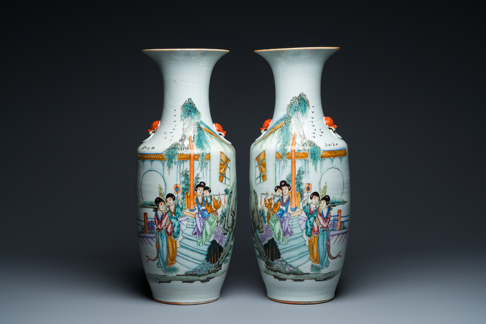 Een paar Chinese famille rose vazen met fluitspelende dames, gesigneerd Zeng Dingtai 曾鼎太, 19/20e eeuw