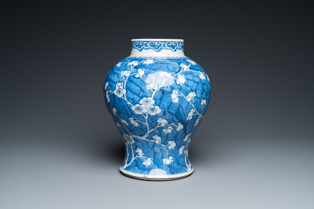 Vase en porcelaine de Chine en bleu et blanc &agrave; d&eacute;cor de fleurs de prunus, Kangxi