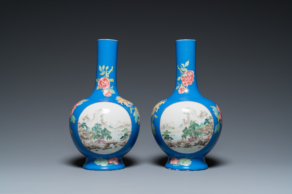 Een paar flesvormige Chinese famille rose vazen met blauwe fondkleur, He Xuren 何許人 merk, 20e eeuw