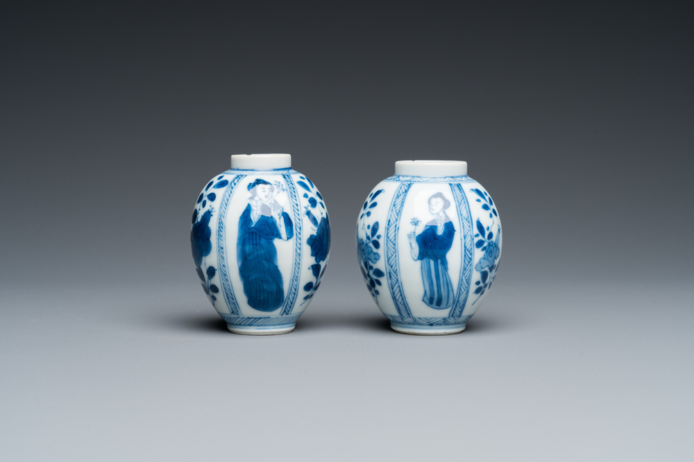 Een paar Chinese blauw-witte vaasjes met dames, Kangxi