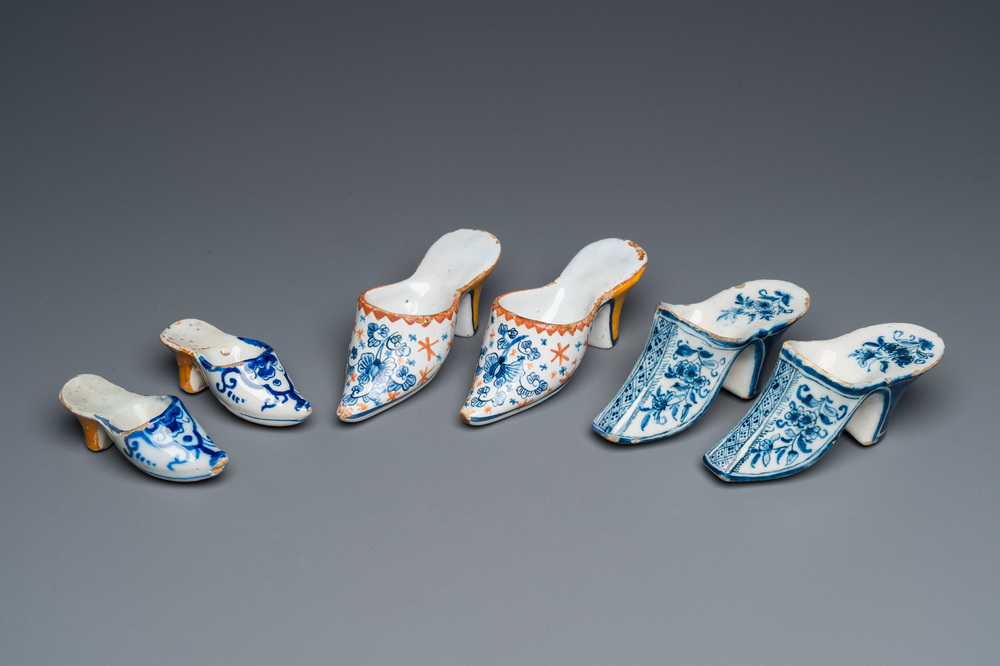 Trois paires de souliers en fa&iuml;ence de Delft, 18/19&egrave;me