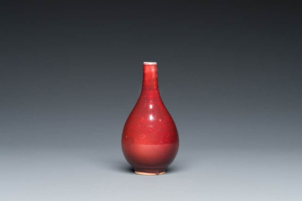 Petit vase de forme bouteille en porcelaine de Chine &agrave; &eacute;mail sang de boeuf, marque de Xuande, Qing