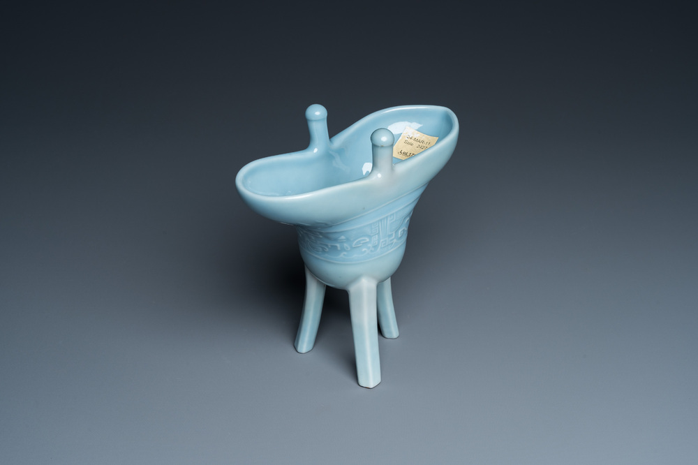 Vase &agrave; vin rituel de type 'jue' en porcelaine de Chine en bleu de lavande monochrome, marque et peut-&ecirc;tre &eacute;poque de Qianlong