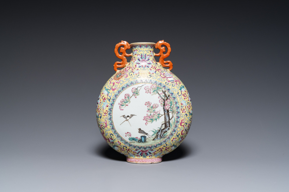 Vase de type 'bianhu' en porcelaine de Chine famille rose, marque de Jiaqing, R&eacute;publique