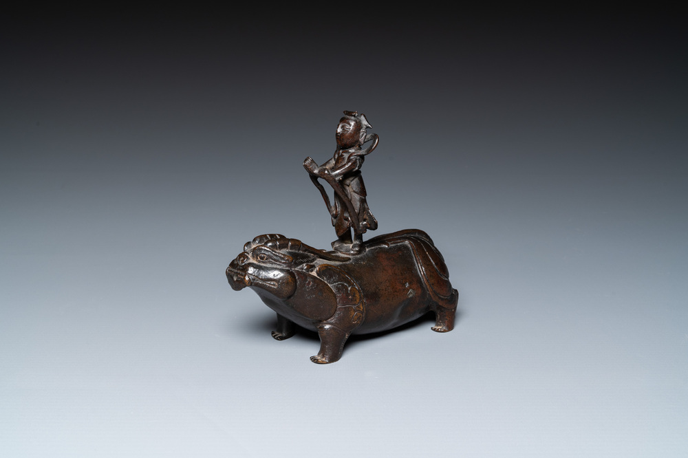Compte-gouttes en bronze en forme de bixi et son cavalier, Chine, Ming