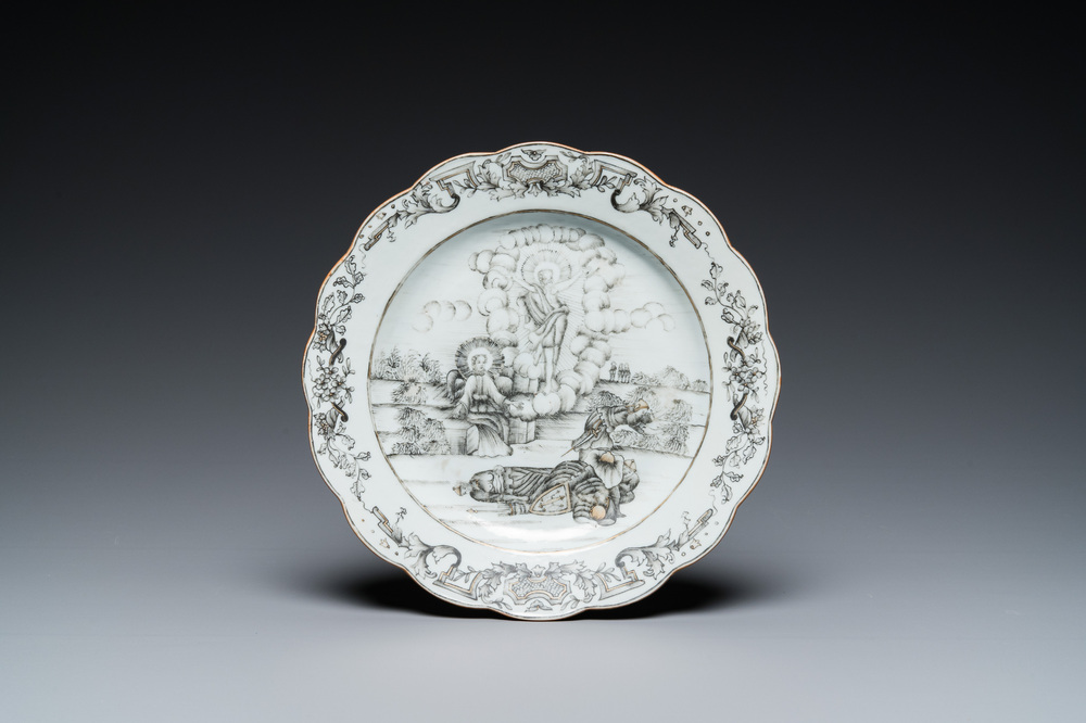 Een Chinees grisaille bord met 'De Opstanding', Qianlong