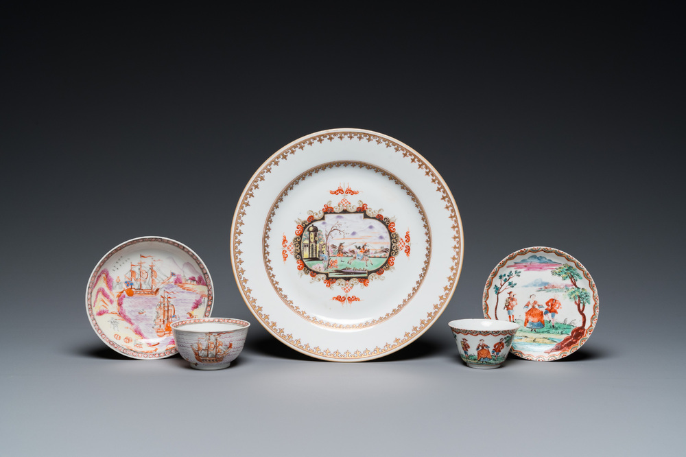 Een Chinees famille rose exportporseleinen bord en twee koppen en schotels, Qianlong