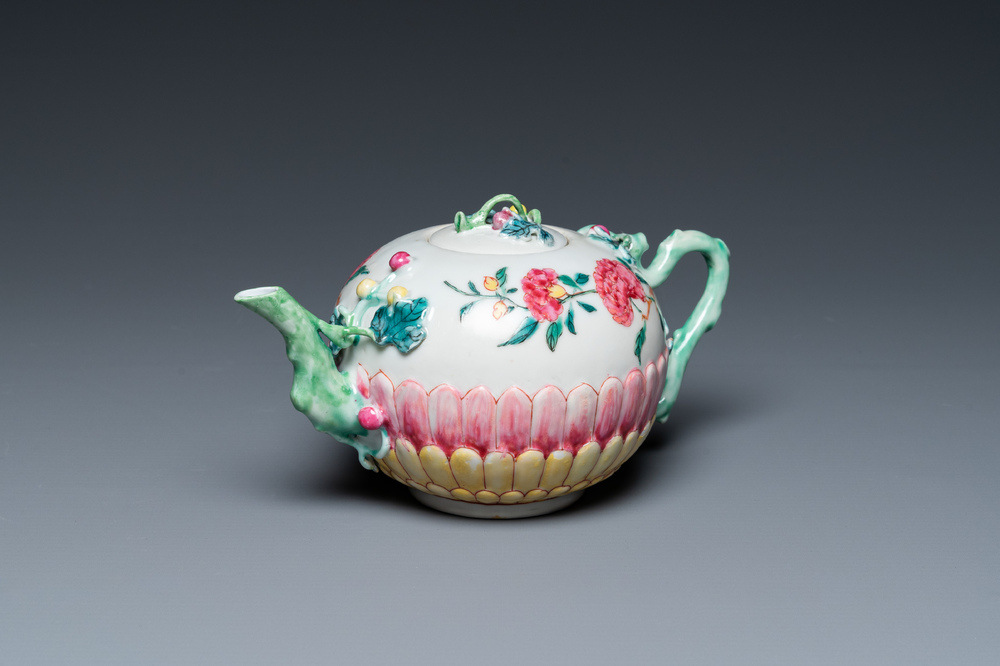 Th&eacute;i&egrave;re couverte en forme de lotus en porcelaine de Chine famille rose, Yongzheng