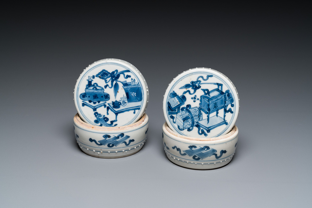 Paire de bo&icirc;tes couvertes en porcelaine de Chine en bleu et blanc &agrave; d&eacute;cor d'antiquit&eacute;s, Kangxi