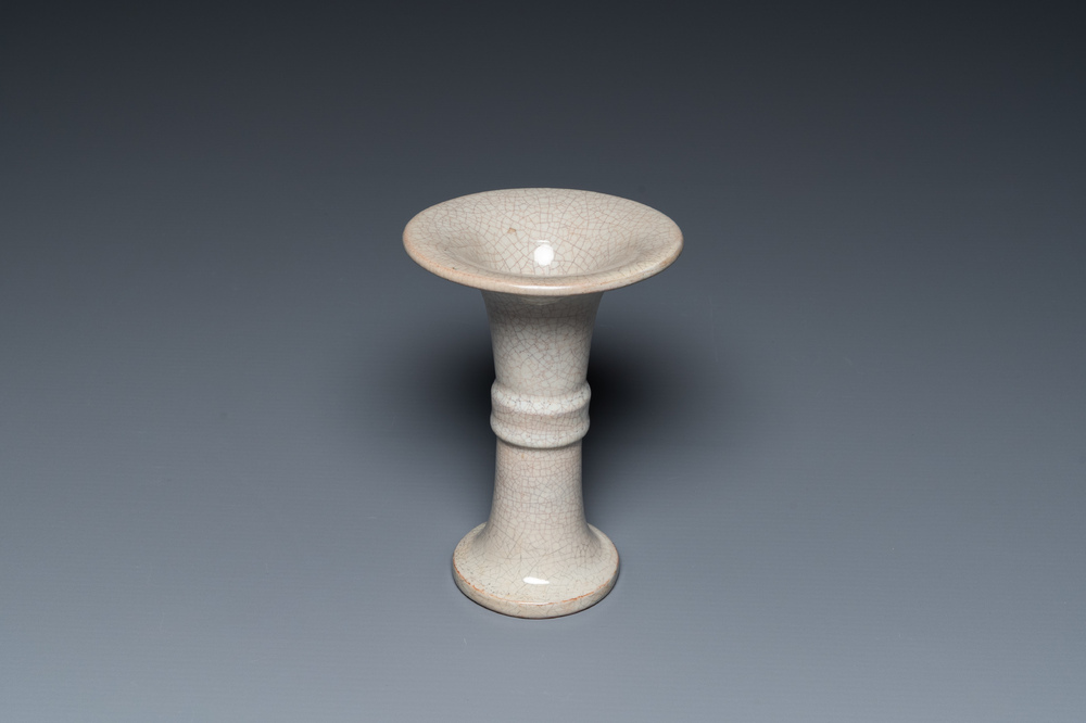 Een Chinese archa&iuml;sche 'gu' vaas met craquel&eacute; glazuur, Qing