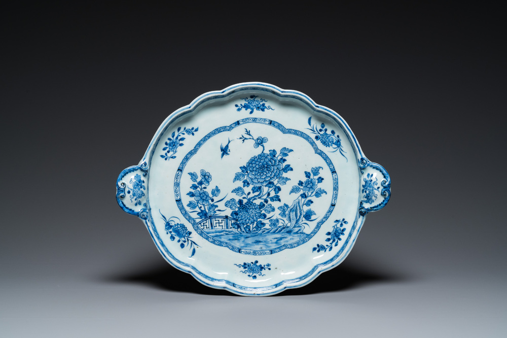 Een groot Chinees blauw-wit dienblad met rocaille handgrepen, Qianlong