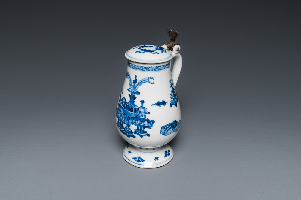 Een Chinese blauw-witte mosterdpot met decor van antiquiteiten, Kangxi