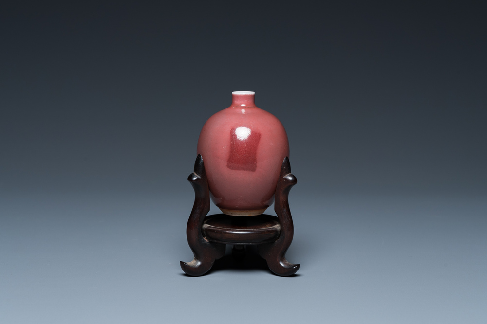 A small Chinese monochrome copper-red-glazed vase, Xuande mark, 19th C.