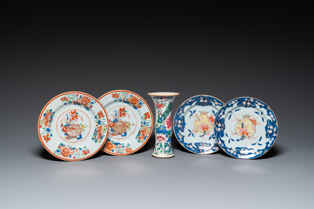Deux paires d'assiettes et un vase en porcelaine de Chine famille rose, Qianlong