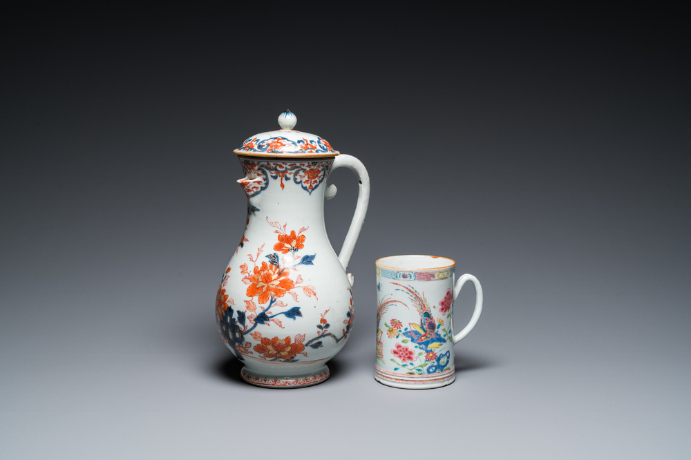 Une grande verseuse couverte en porcelaine de Chine de style Imari et une chope en famille rose, Qianlong