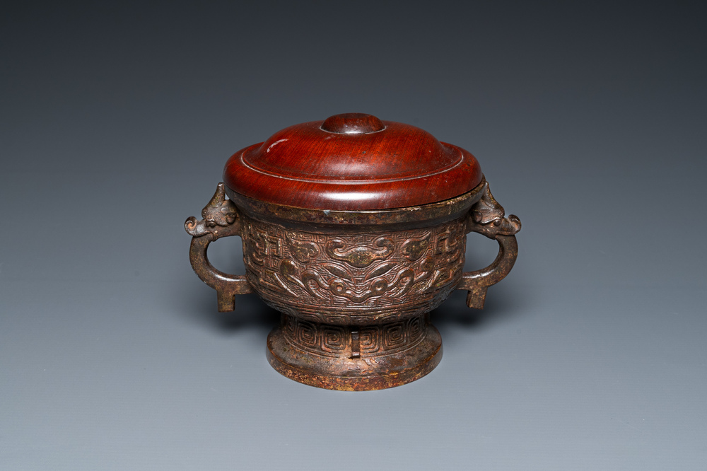 Een Chinese bronzen archa&iuml;sche wierookbrander met later houten deksel, Ming