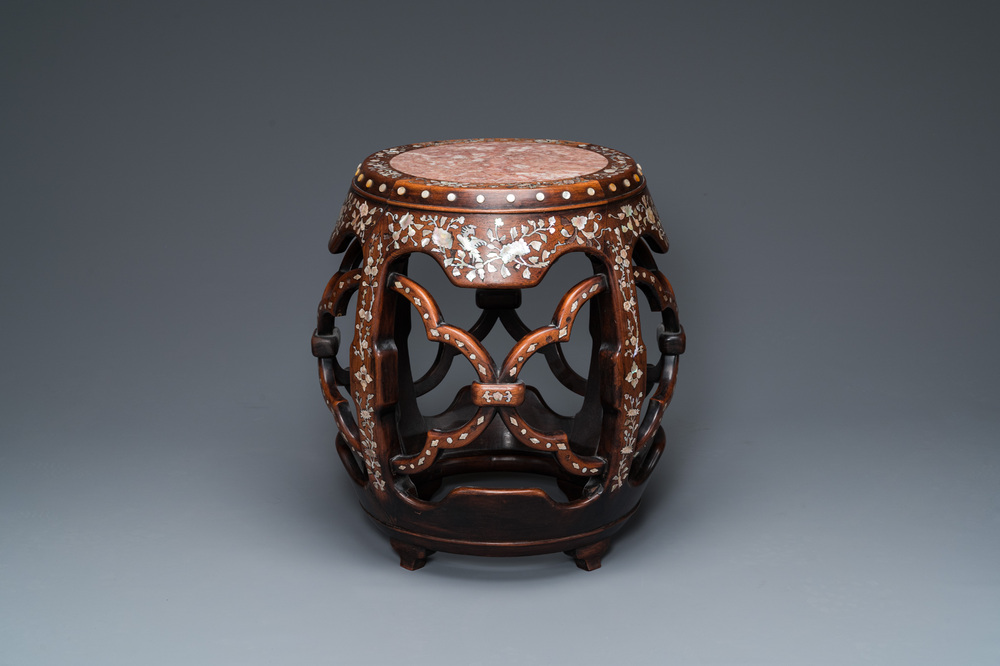 Socle ou tabouret en bois huali incrust&eacute; de nacre, Chine, Qing