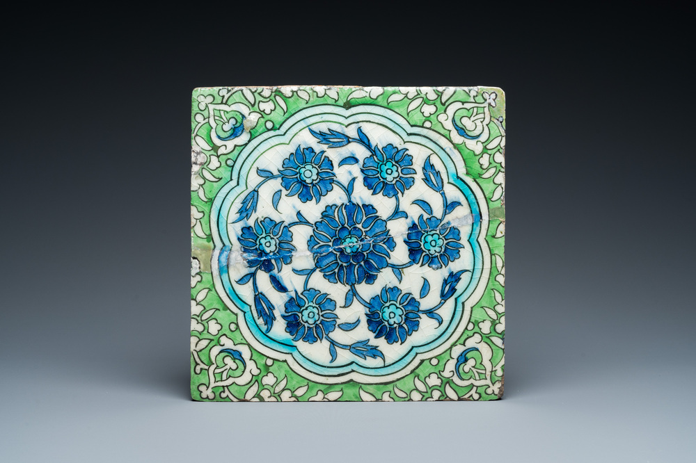 Carreau en fa&iuml;ence de Damas &agrave; d&eacute;cor floral, la Syrie, 1&egrave;re moiti&eacute; du 17&egrave;me