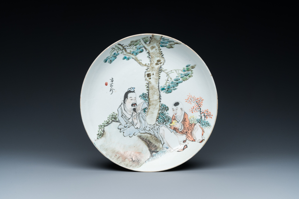 A Chinese qianjiang cai plate, signed Fang Jiazhen 方家珍, Tongzhi mark, 19/20th C.