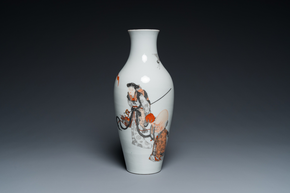 Vase en porcelaine de Chine &agrave; d&eacute;cor de Shou Lao et Lan Caihe en grisaille et rouge de fer, marque de Hongxian, R&eacute;publique