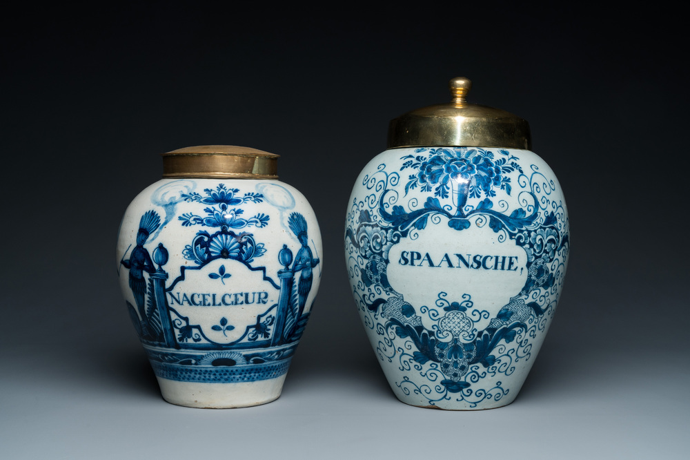 Deux pots &agrave; tabac en fa&iuml;ence de Delft en bleu et blanc aux couvercles en laiton, 18&egrave;me