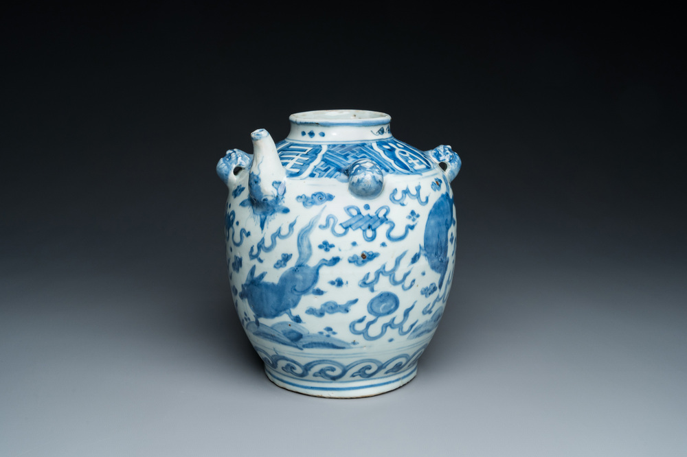 Verseuse en porcelaine de Chine en bleu et blanc &agrave; d&eacute;cor d'animaux mythiques, Wanli