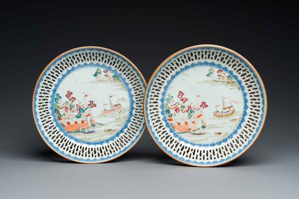 Een paar opengewerkte Chinese famille rose borden met Fort Folly decor, Qianlong