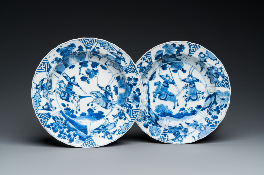 Een paar Chinese blauw-witte 'Mu Guiying' borden, Kangxi merk en periode
