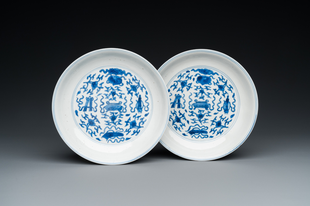 Een paar Chinese blauw-witte borden met antiquiteiten, Kangxi merk en periode