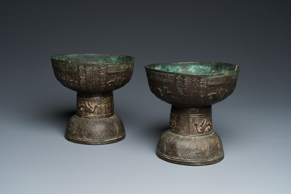 Een paar bronzen rituele 'Dou' vaten, Chenghua, volgens inscriptie gedateerd 1480
