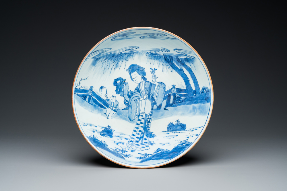 Grand plat en porcelaine de Chine en bleu et blanc, marque et &eacute;poque de Kangxi