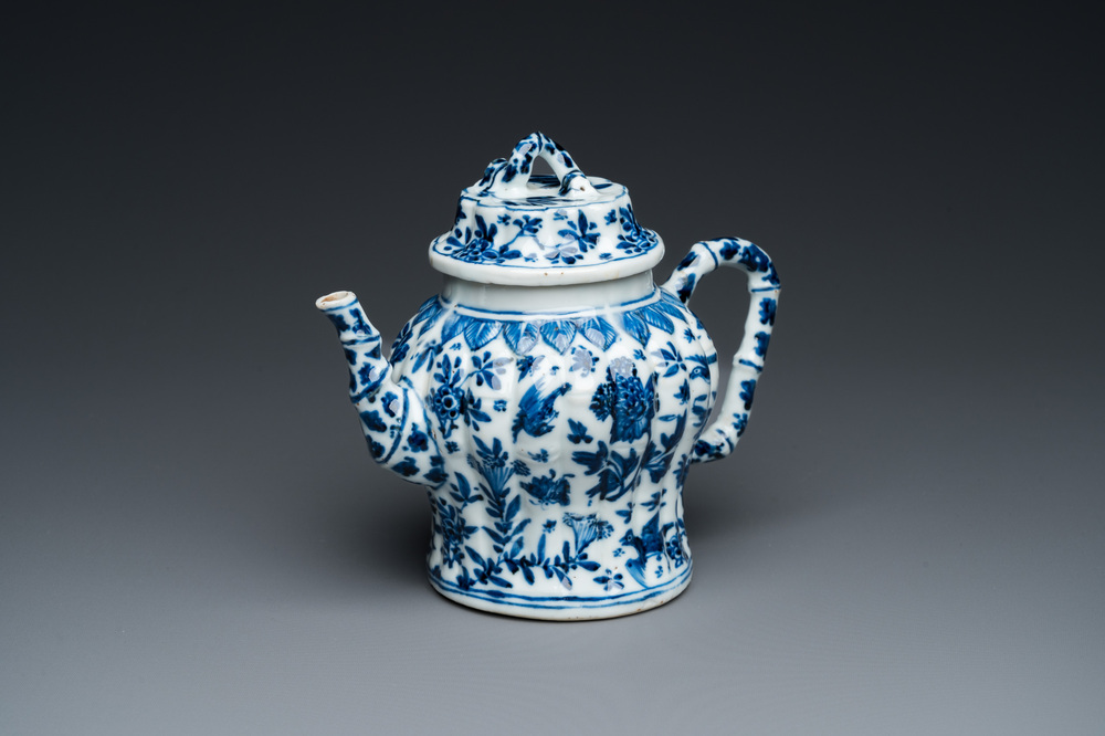 Een Chinese blauw-witte 'bamboe' theepot met deksel, Kangxi