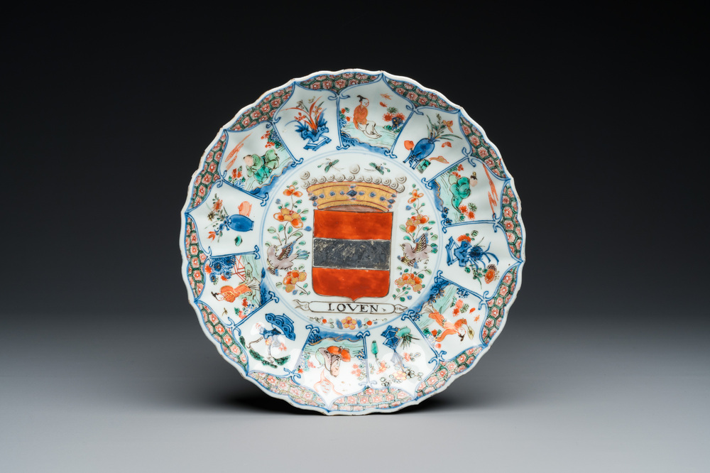Plat armori&eacute; dit 'des provinces' en porcelaine de Chine famille verte aux armes de Louvain, Kangxi/Yongzheng
