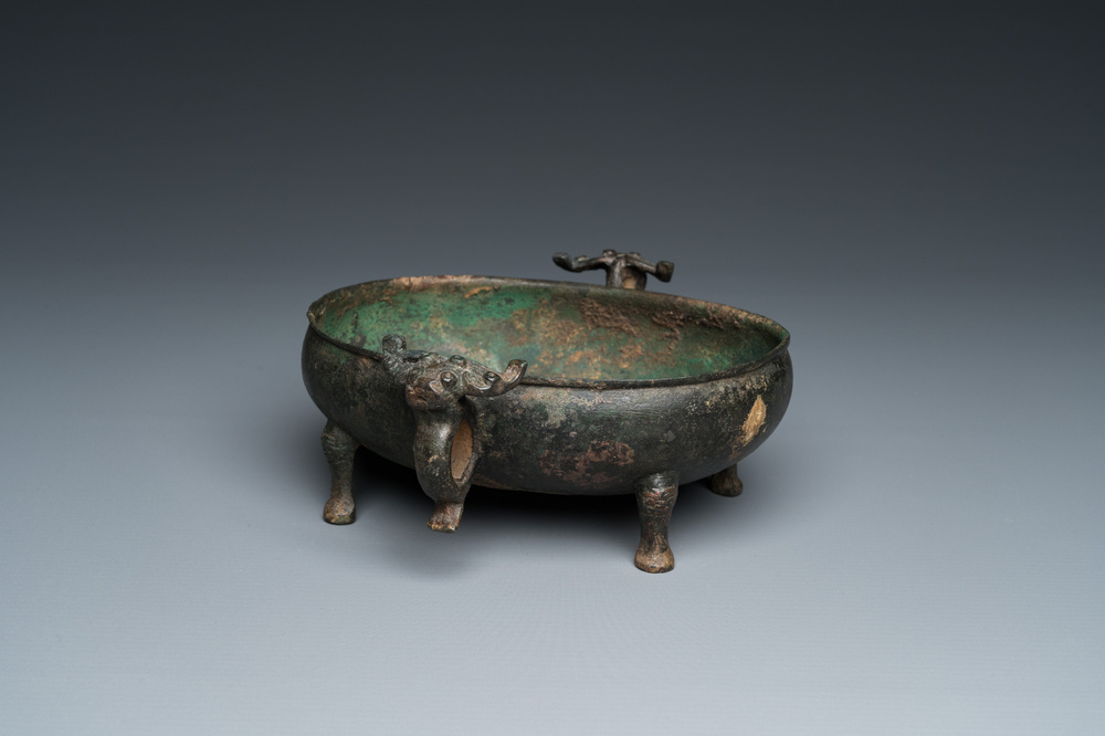 Een Chinese archa&iuml;sche rituele bronzen 'Dui' voedselkom, Periode van de Strijdende Staten