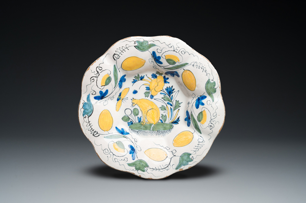 Plat lob&eacute; en fa&iuml;ence de Delft polychrome &agrave; d&eacute;cor d'un chat, fin du 17&egrave;me