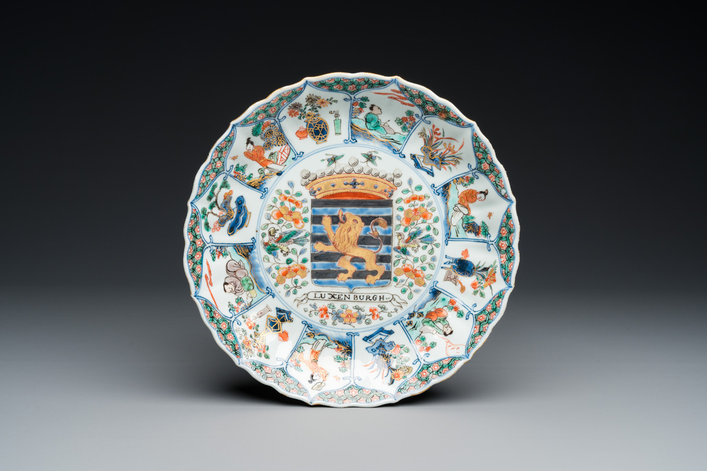 Plat armori&eacute; dit 'des provinces' en porcelaine de Chine famille verte aux armes de Luxembourg, Kangxi/Yongzheng