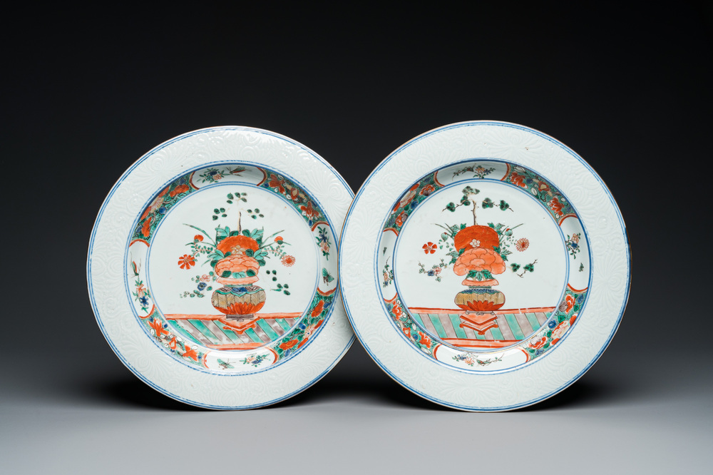 A pair of Chinese famille verte dishes with underglaze border design, Kangxi
