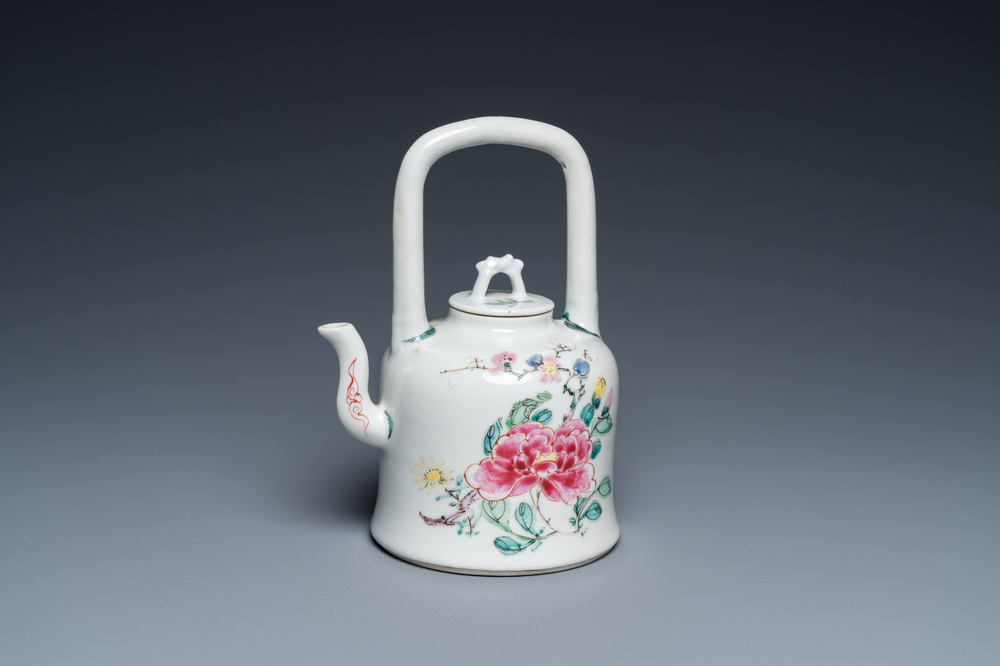 Een Chinese famille rose theepot met deksel, Yongzheng merk en periode