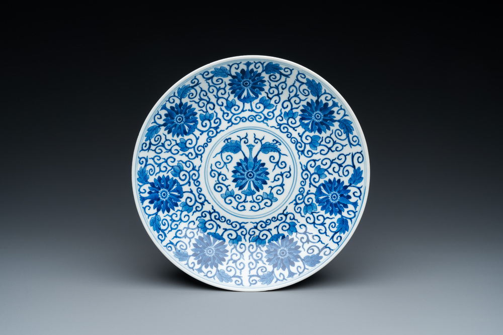 Plat en porcelaine de Chine en bleu et blanc, marque et &eacute;poque de Guangxu