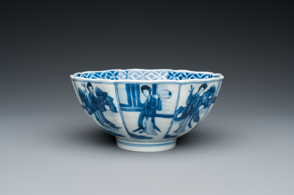 Bol en porcelaine de Chine en bleu et blanc figurant des longues dames et des gar&ccedil;ons jouant, marque de Chenghua, Kangxi